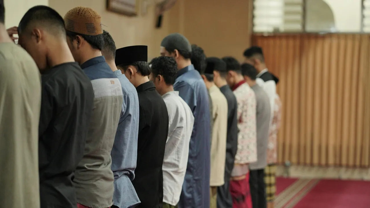 7 Arti Mimpi Sholat Berjamaah Menurut Primbon Jawa, Bawa Banyak Pertanda Baik