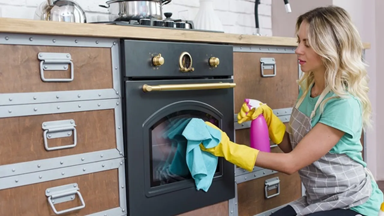 7 Cara Membersihkan Noda Membandel Pada Peralatan Rumah Tangga, Microwave - Wastafel