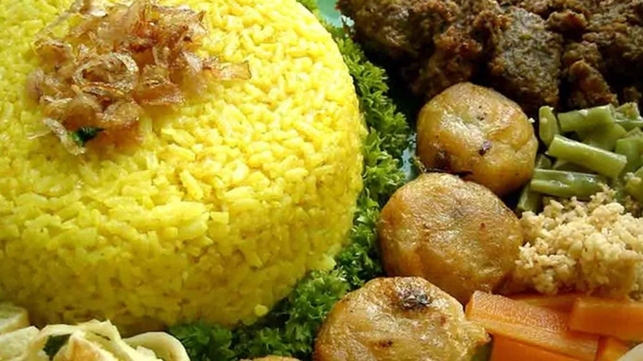 7 Cara Membuat Nasi Kuning Mudah, Enak dan Praktis untuk Hari Spesial