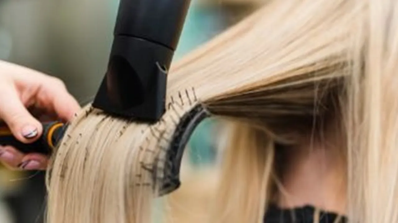 7 Cara Mengatasi Rambut Rontok, Pakai Bahan Alami