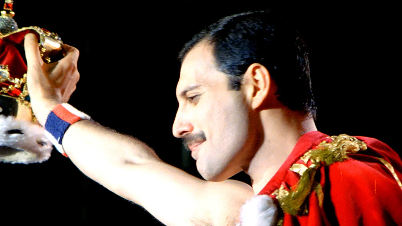 7 Fakta Mengejutkan Rocker Nyentrik Freddie Mercury