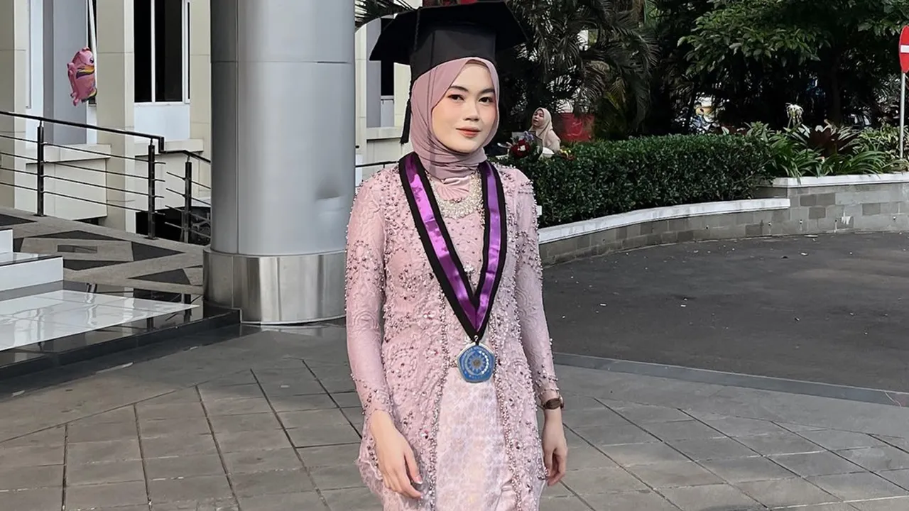 7 Inspirasi Model Kebaya Hijab untuk Wisuda, Cantik, Elegan, dan Berkelas