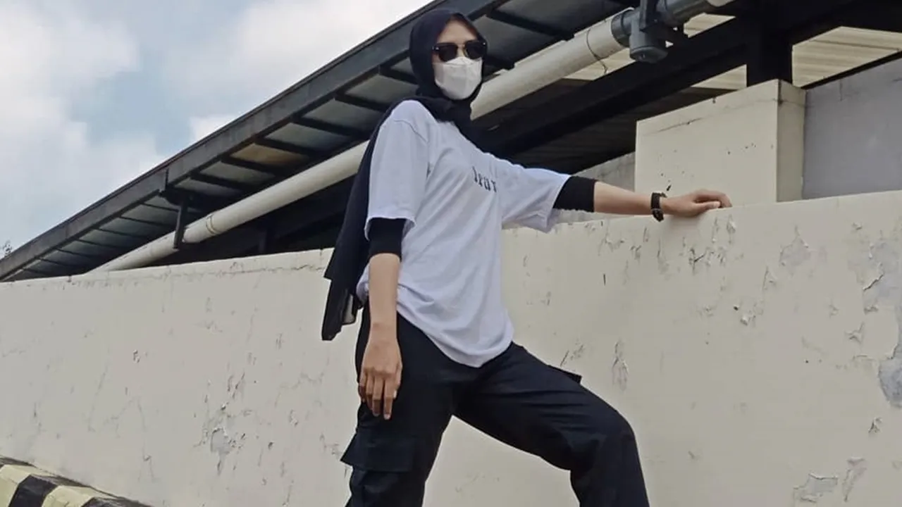 7 Inspirasi OOTD Cargo Hijab yang Stylish, Tetap Bisa Terlihat Feminin dan Playful