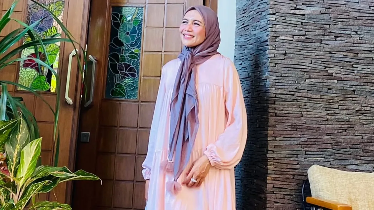 7 Inspirasi OOTD Midi Dress Hijab yang Simpel tapi Elegan Tanpa Ribet
