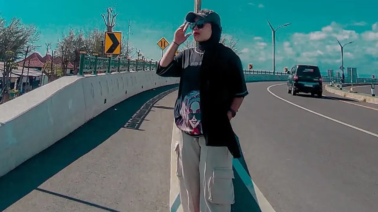 7 Inspirasi Style Celana Cargo Wanita Hijab dengan Berbagai Look, Stylish dan Bikin Penampilan Makin Kece