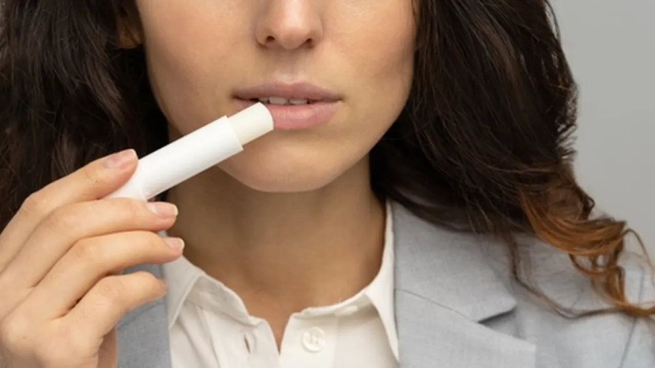 7 Kebiasaan Sehari-hari yang Bisa Merusak Bibir yang Wajib Diketahui