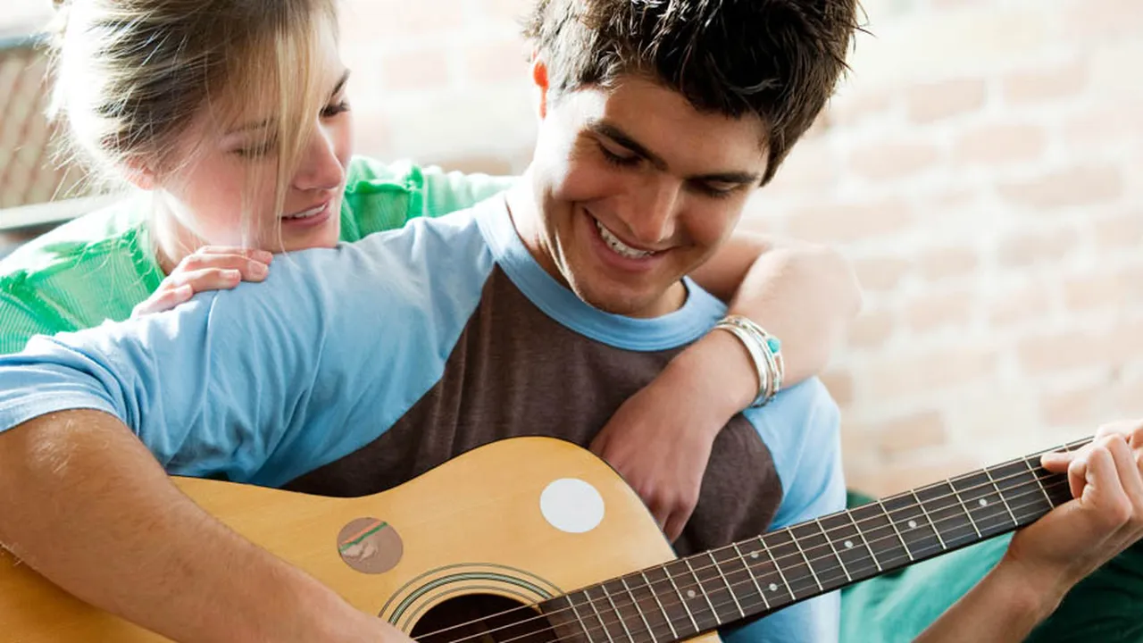 7 Lagu Cinta Ini Dijamin Bikin Gebetan Kamu 'Meleleh'