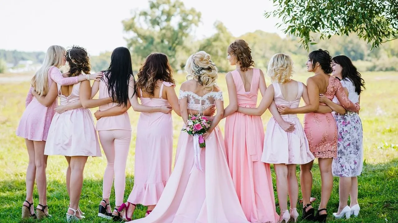7 Model Baju Bridesmaid Elegan untuk Tampil Memukau di Momen Spesial Pernikahan
