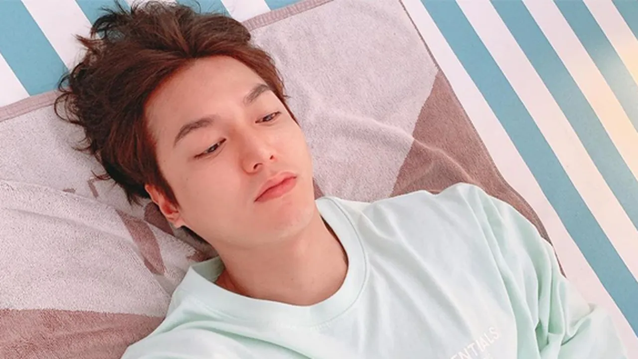 7 Pose Kocak Lee Min-ho, Dari Nyelam di Kolam sampai Tidur di Kafe
