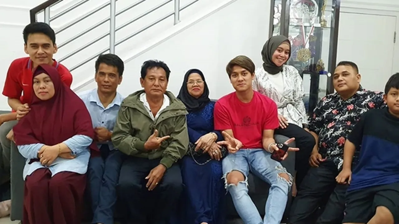 7 Potret Hangatnya Pertemuan Keluarga Lesti dan Rizky Billar, Sudah Direstui - Tentukan Tanggal Nikah?