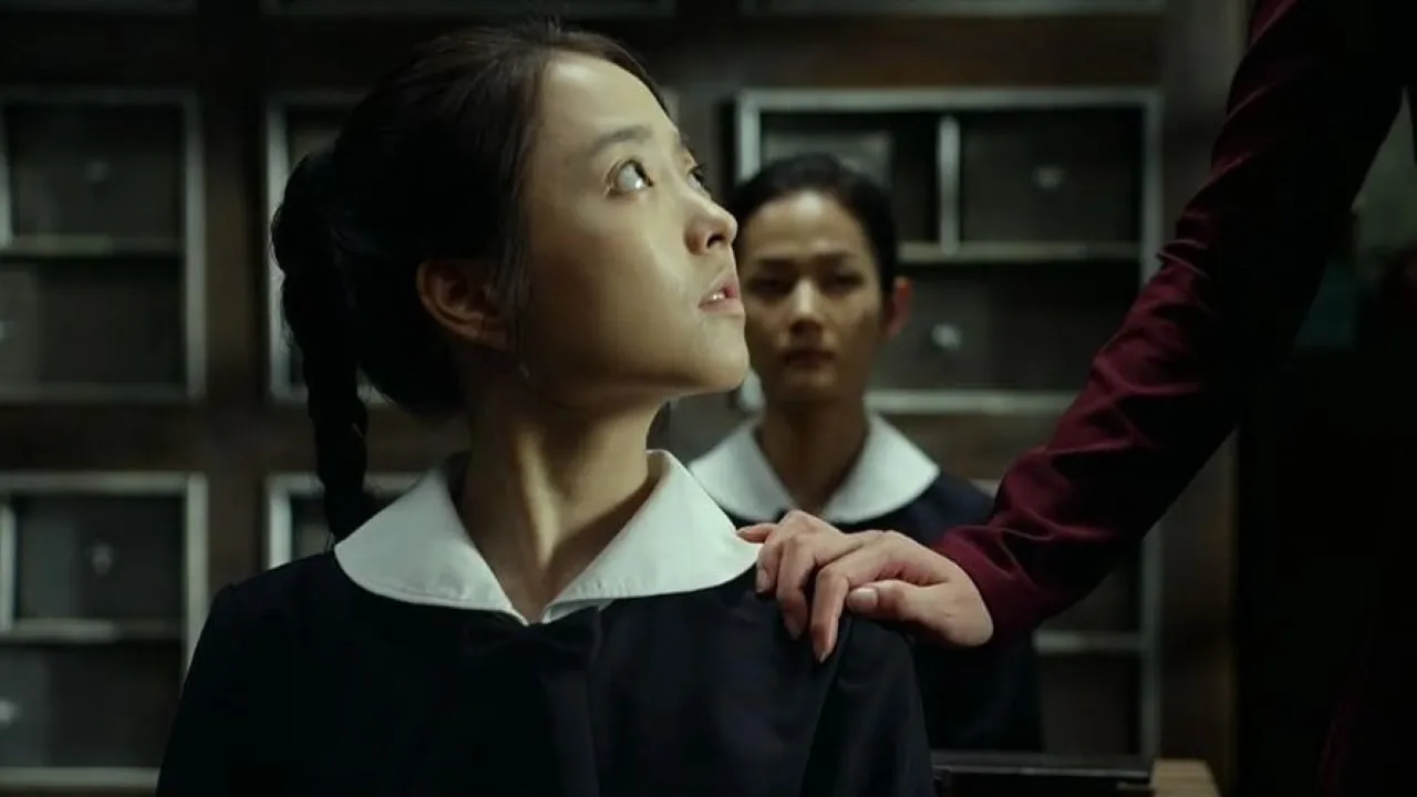 制服姿の少女たちが映る韓国映画の場面
