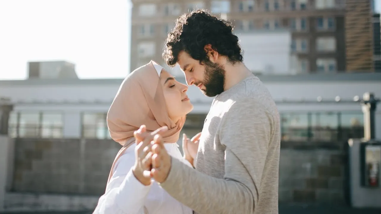 7 Tips Memilih Baju Couple Lebaran yang Kompak tapi Nggak Norak