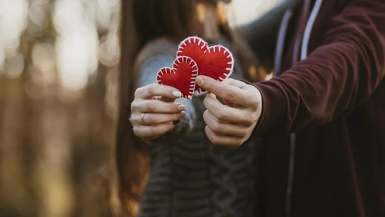 74 Kata-Kata Romantis Singkat dan Indah, Penuh Ungkapan Cinta - Bikin Hati Luluh