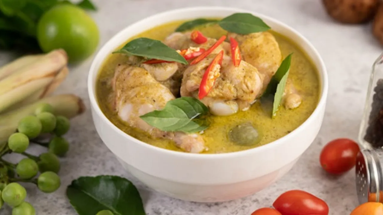 8 Cara Membuat Opor Ayam, Mudah dan Enak Disantap Kapanpun