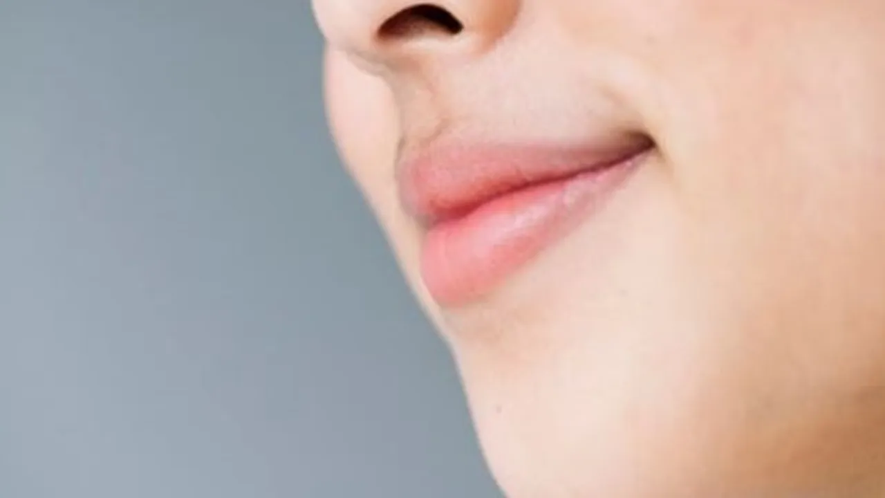 8 Cara Memerahkan Bibir Gelap Jadi Merona, Pakai Bahan Alami - Tanpa Efek Samping