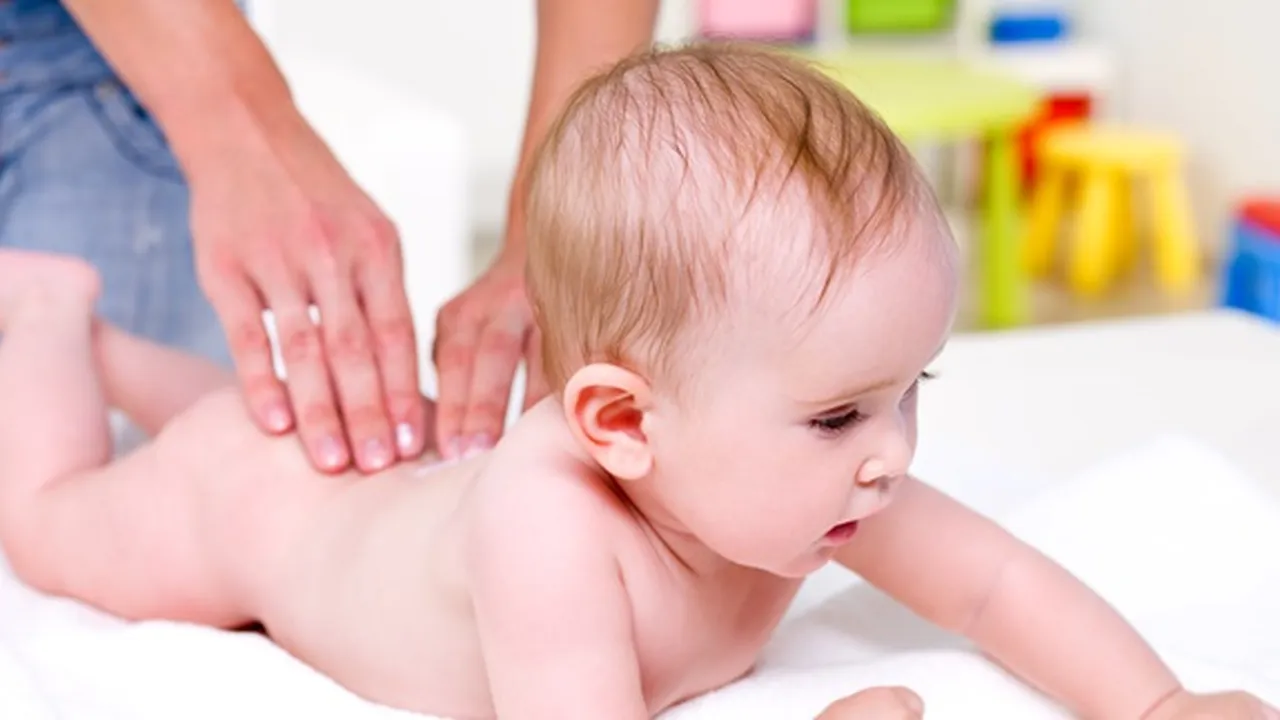 8 Cara Memijat Bayi Secara Aman dan Benar, Bisa Dilakukan Sendiri di Rumah