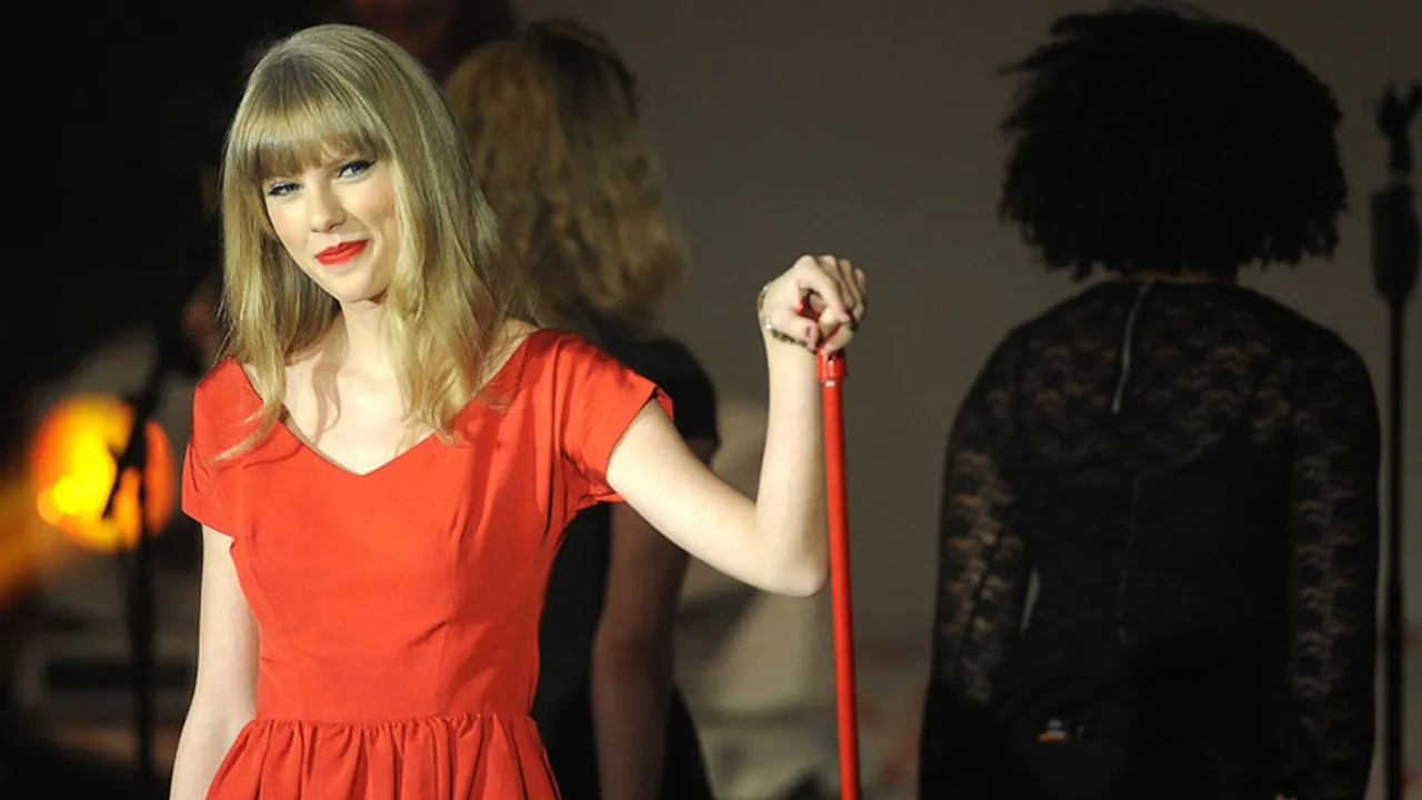 8 Cara Tampil Modis dan Klasik Ala Taylor Swift
