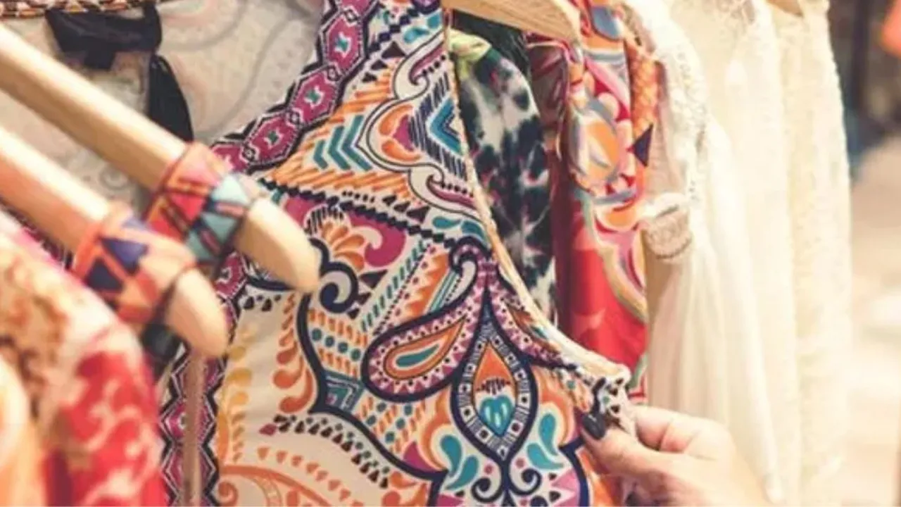 8 Gaya Baju Batik Kerja Wanita Berhijab yang Anggun dan Tetap Profesional