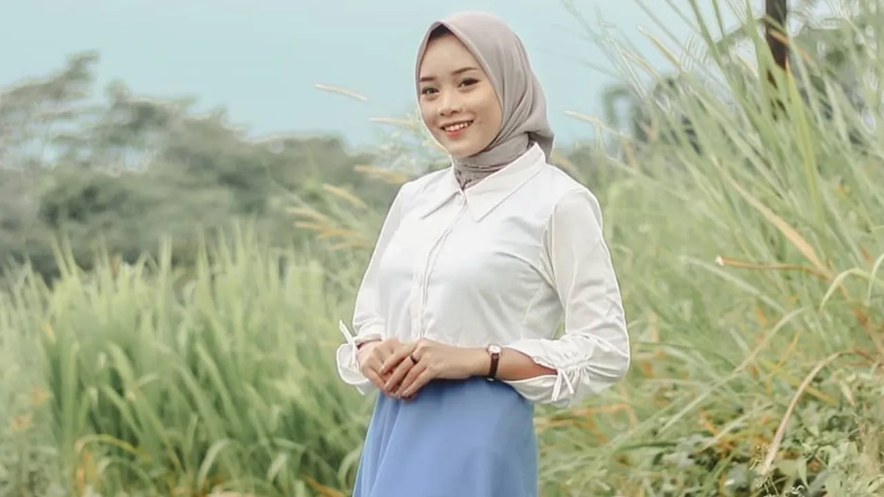 8 Inspirasi OOTD Style Hijab Rok dan Kemeja yang Unik dan Tidak Monoton, Cocok untuk Hadiri Acara Semi Formal