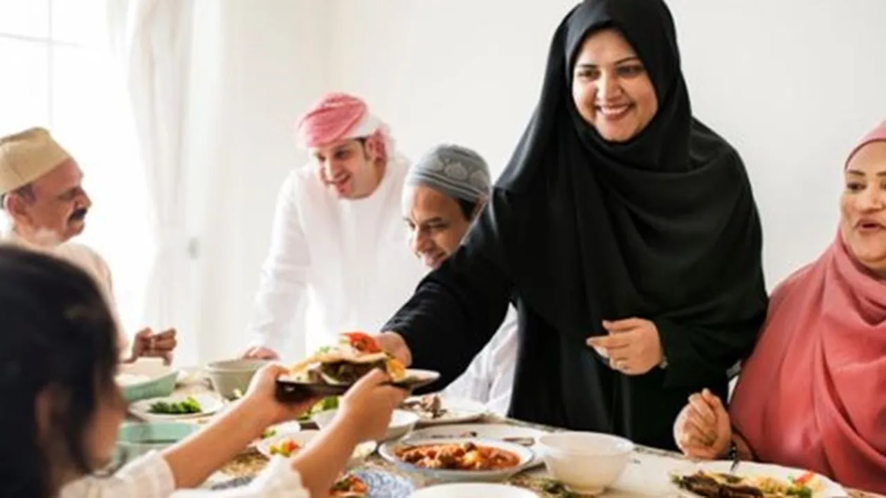 8 Pahala Melimpah Ketika Memberi Makan Orang Berpuasa
