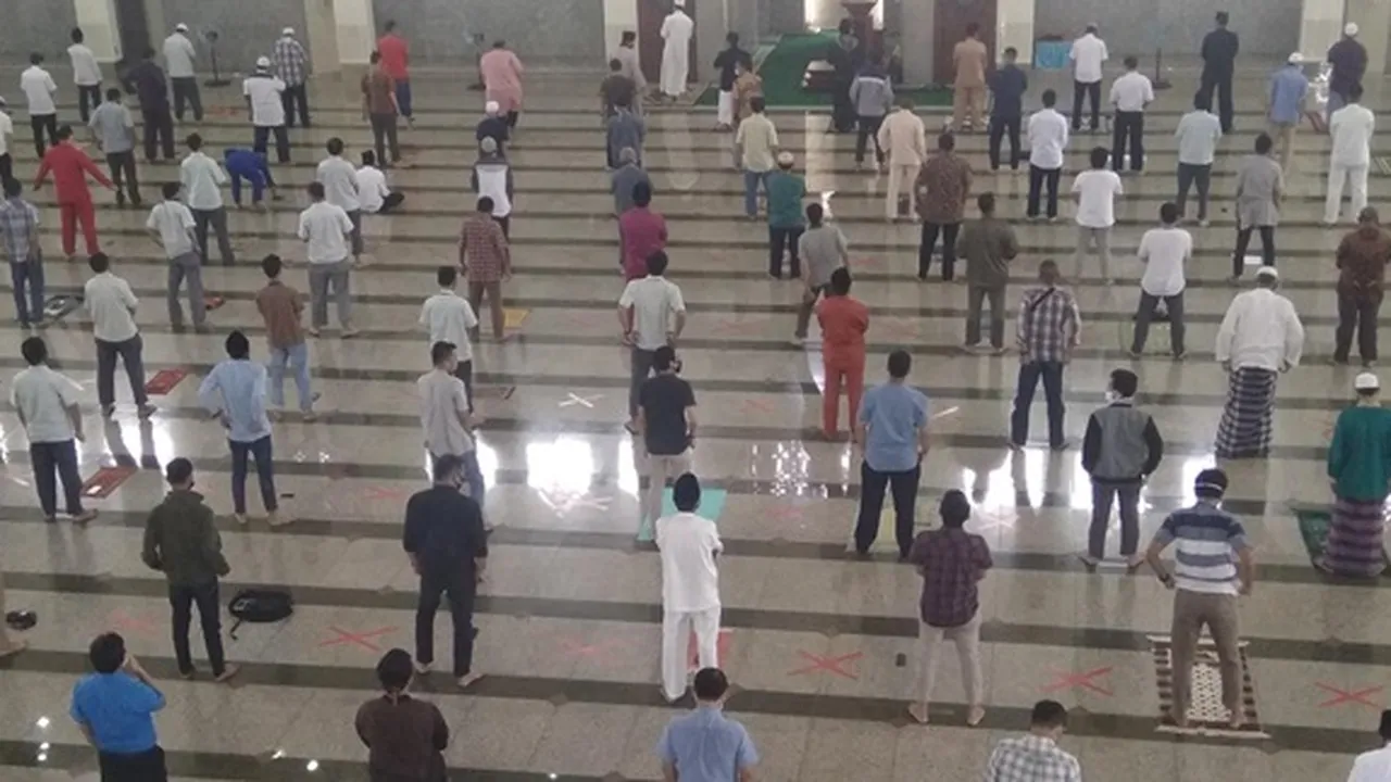 8 Panduan Ketika Kembali Sholat Berjamaah di Masjid Saat New Normal