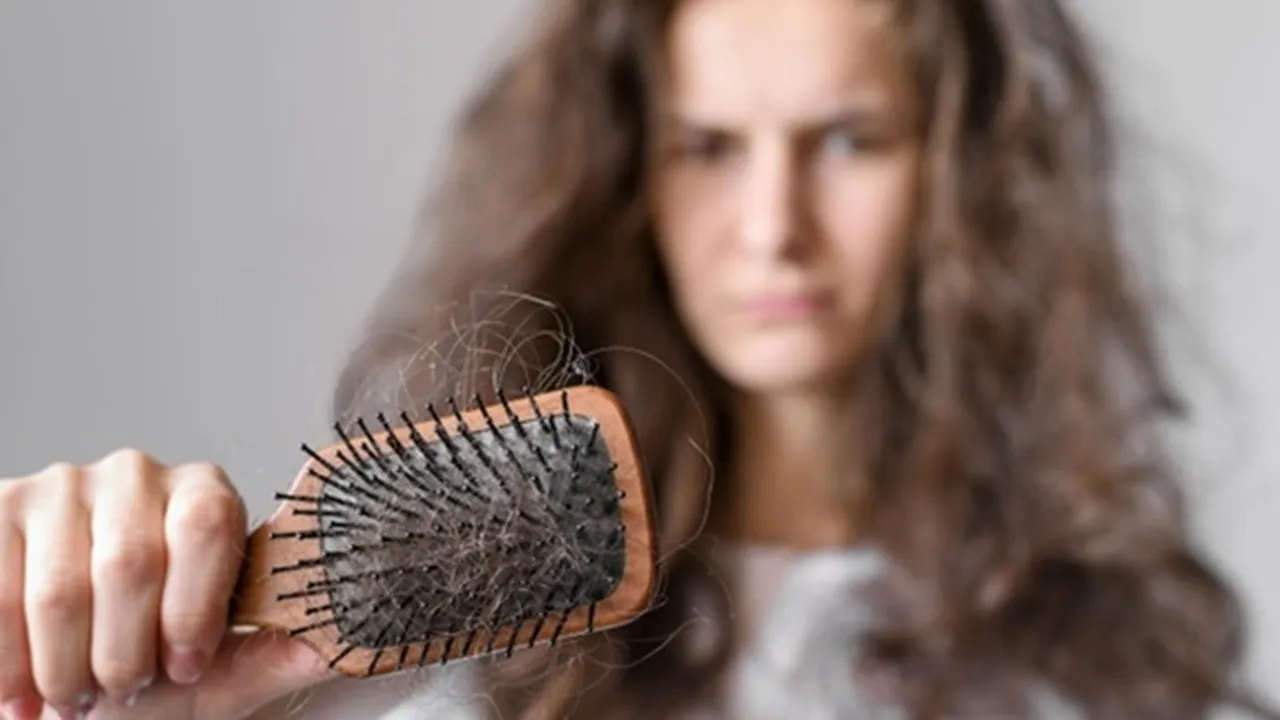 8 Penyebab Rambut Rontok yang Jarang Diketahui, Salah Satunya Perawatan yang Berlebihan