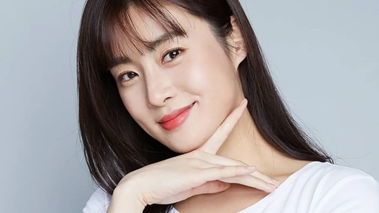 8 Pesona Kang Sora, Mantan Pacar Hyun Bin yang Punya Senyum Memikat - Umumkan Bakal Nikah
