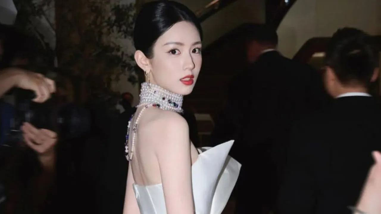 8 Potret Anggun Zhou Ye di Red Carpet Cannes Film Festival 2025