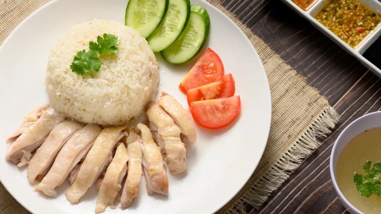 8 Resep Nasi Hainan ala Singapura yang Gurih dan Mudah Dibuat di Rumah