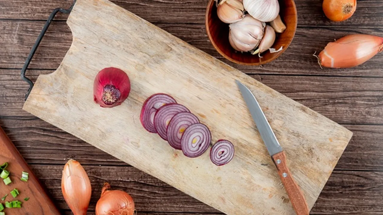 8 Tips Memotong Bawang Merah Tanpa Pedih dan Menangis