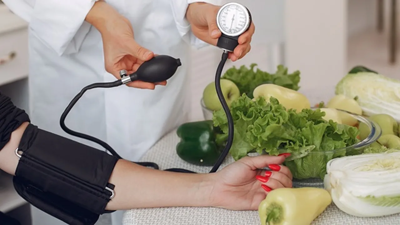 9 Cara Mengatasi Darah Tinggi Secara Efektif, Tanpa Obat!