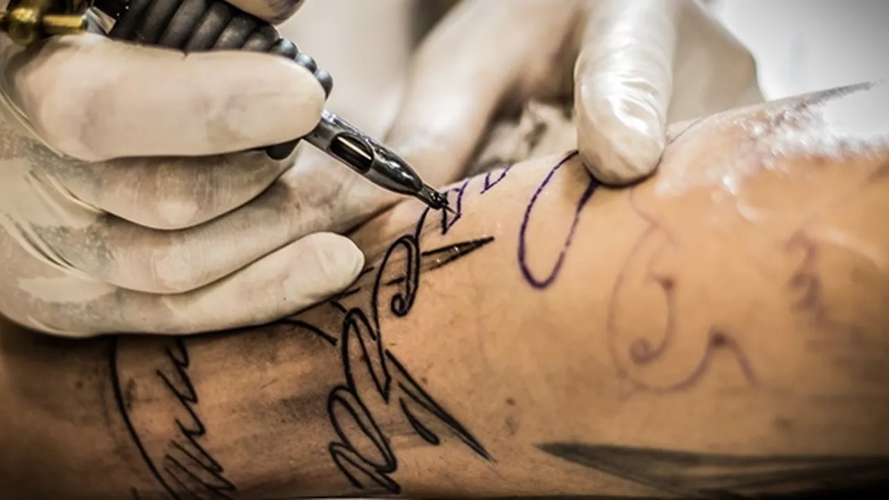 9 Cara Menghilangkan Tato Permanen Secara Alami dan Medis