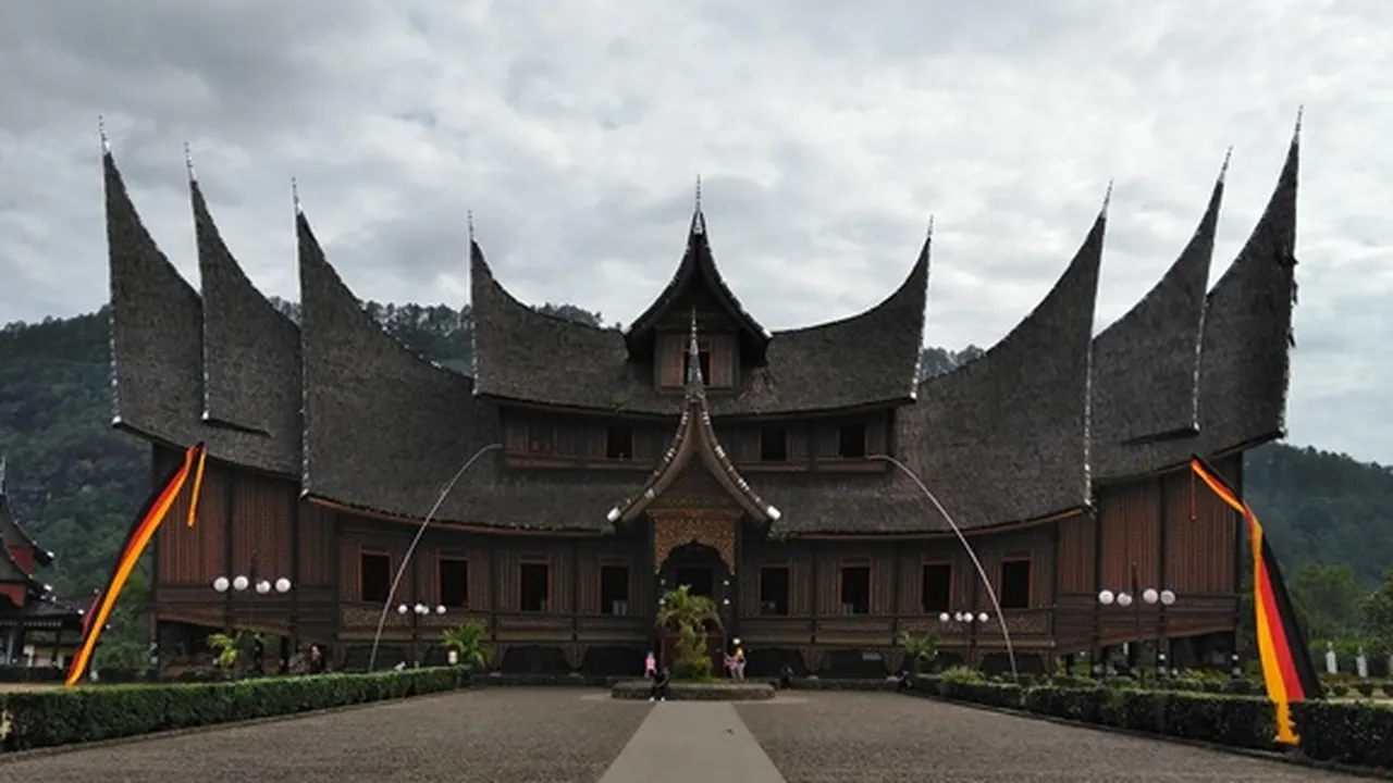 9 Macam-macam Rumah Adat Paling Populer di Indonesia Beserta Asal Daerahnya