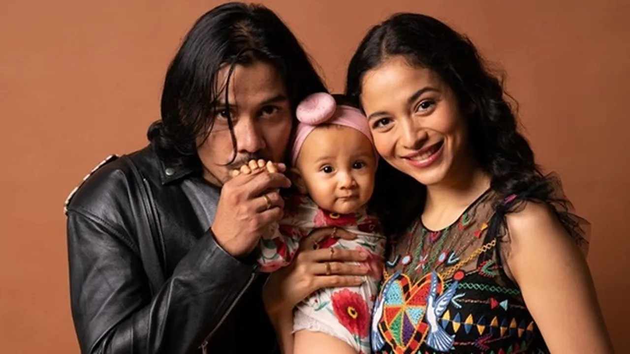 9 Potret Chicco Jerikho Bersama Keluarga, Harmonis - Jadi Family Goals