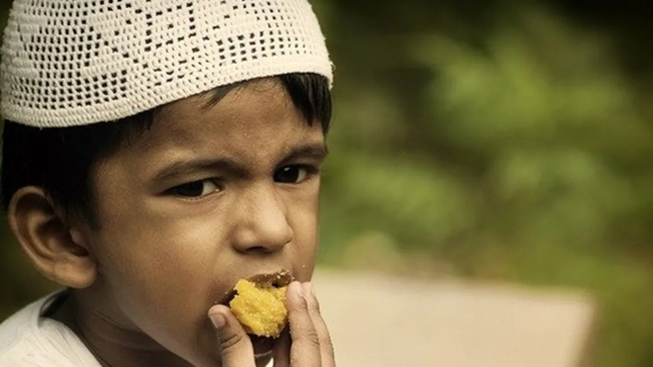 9 Tips Melatih Anak Berpuasa di Bulan Ramadan, Salah Satunya Masak Makanan Favorit