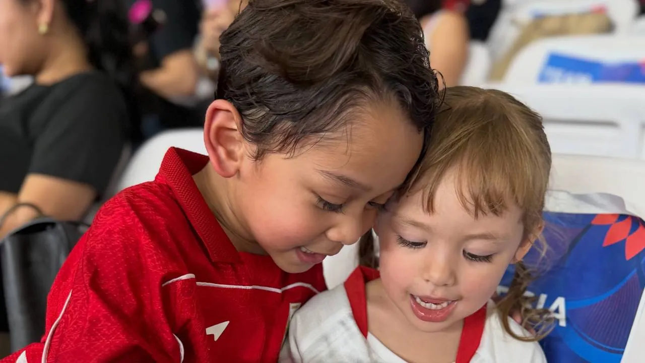 Abang L Bareng Kamari Nonton Bola, Serasi Berjersey Indonesia