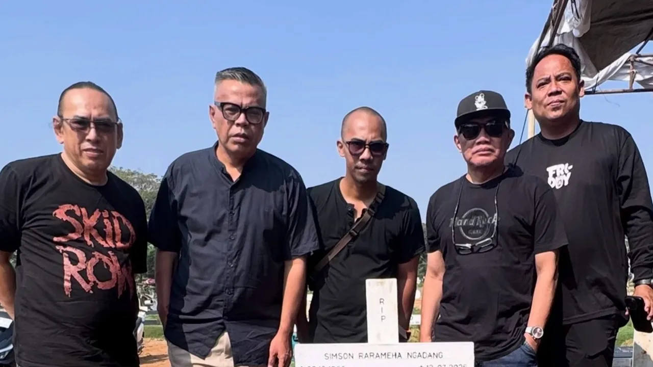 Abdel Akhirnya Nyekar ke Makam Temon, Momen Haru Pegang Nisan Sang Sahabat