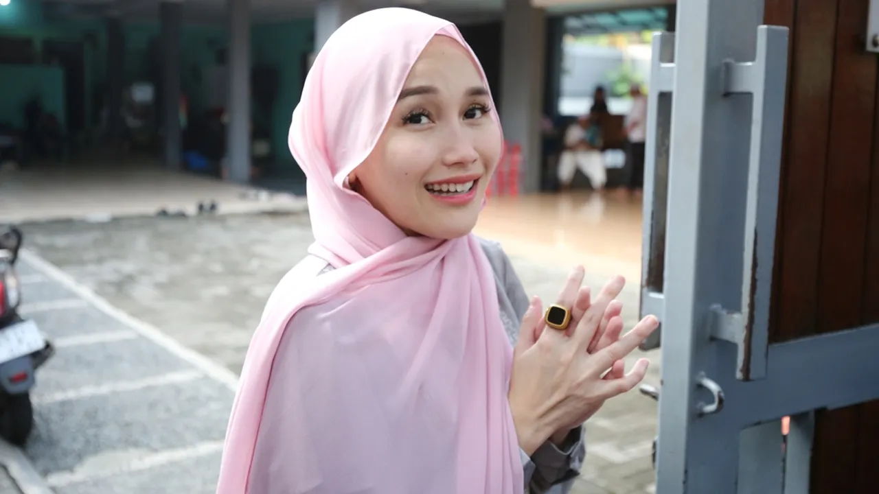 Abdul Rozak dan Umi Kalsum Pergi Haji, Ayu Ting Ting Akui Kerepotan Idul Adha Tanpa Orangtua Abdul Rozak dan Umi Kalsum Pergi Haji, Ayu Ting Ting Akui Kerepotan Idul Adha Tanpa Orangtua