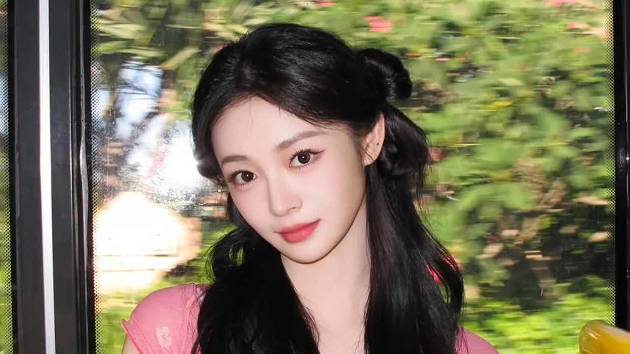 Absen dari Comeback I.O.I, Zhou Jieqiong Justru Terlihat di Seoul
