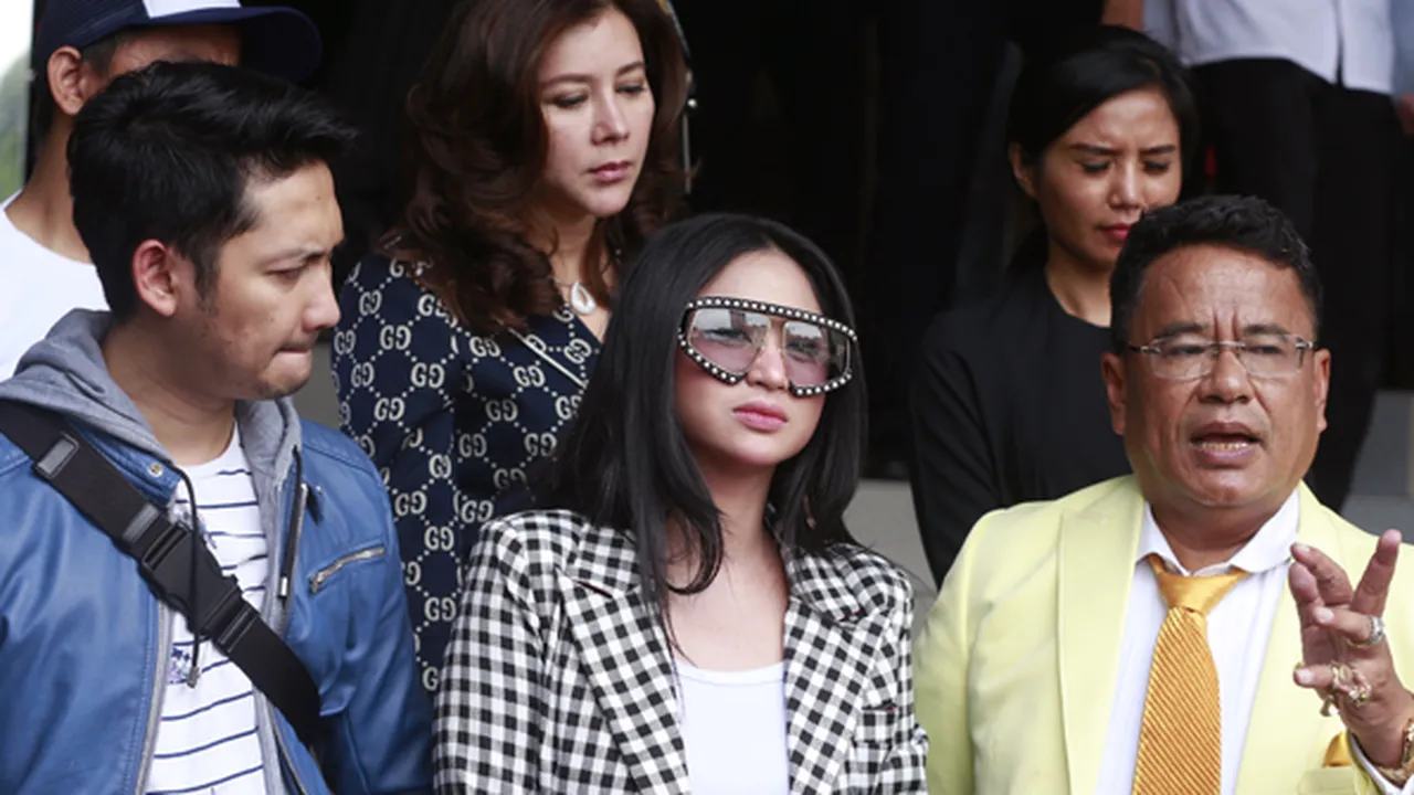 Ada Keterlibatan Orang Ketiga Dalam Perseteruan Dewi Perssik & Keponakan?