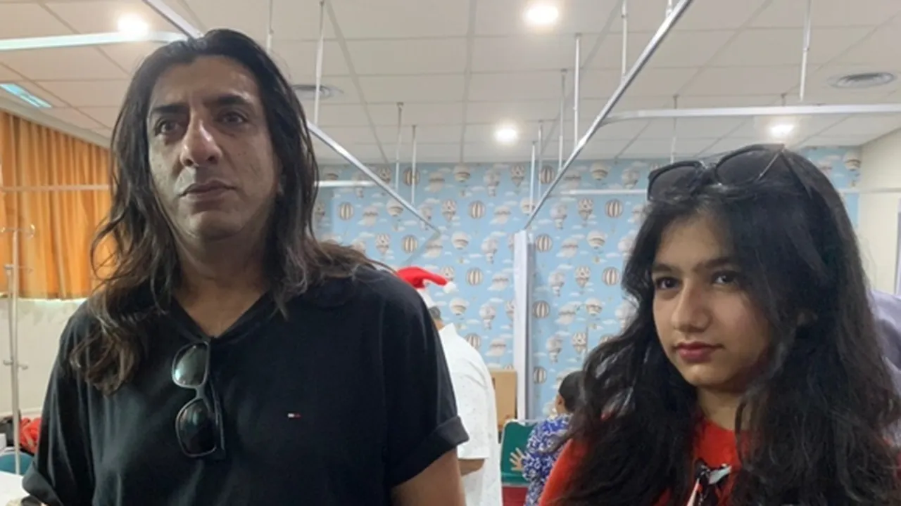 Adam 'Hans Si Doel' Jagwani dan Putrinya Rayakan Natal dengan Berbagi