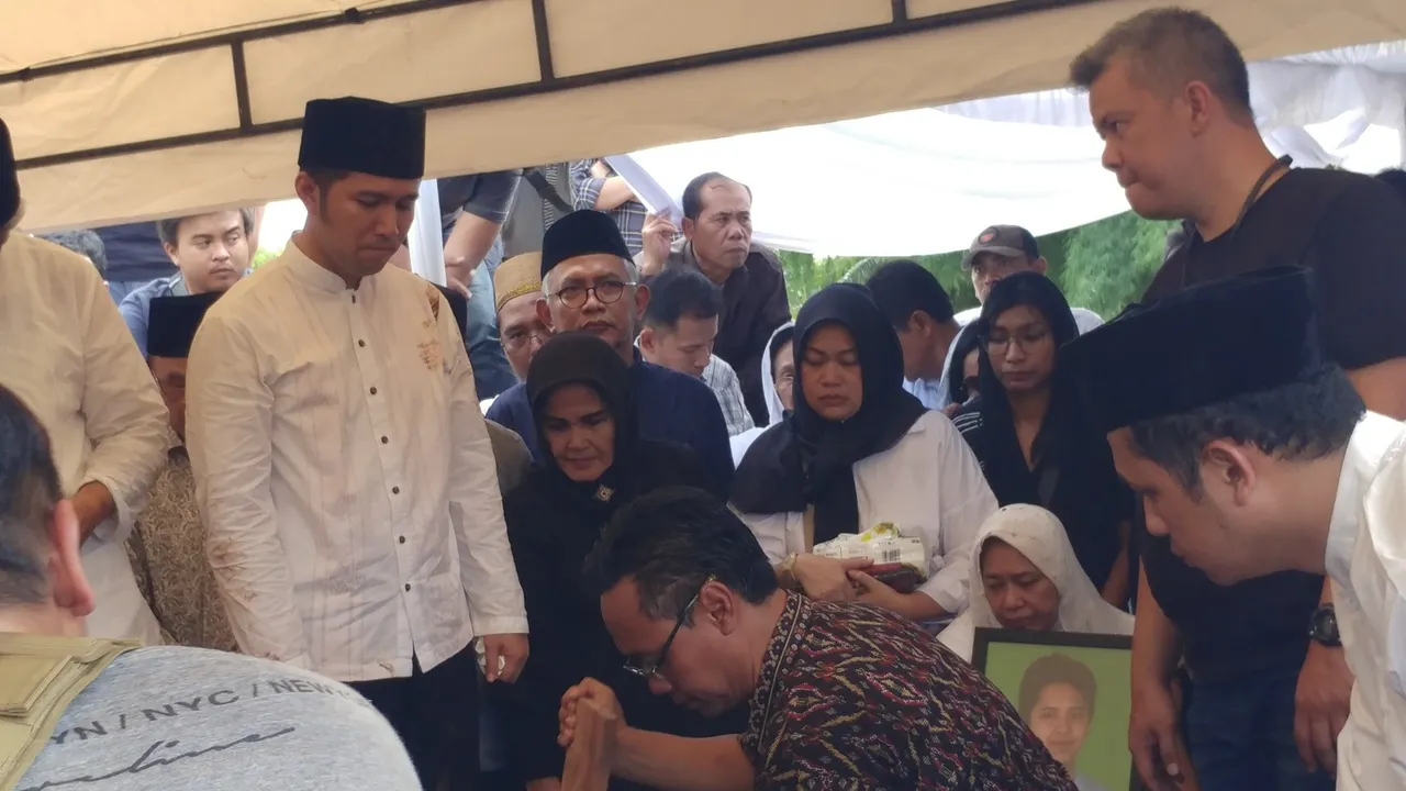 Adik Meninggal Dunia, Seperti Ini Sosok Eril di Mata Emil Dardak Adik Meninggal Dunia, Seperti Ini Sosok Eril di Mata Emil Dardak