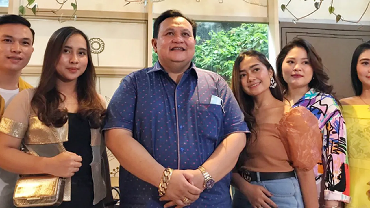 Advokat Kondang Minola Sebayang Orbitkan Lima Penyanyi dari Karo