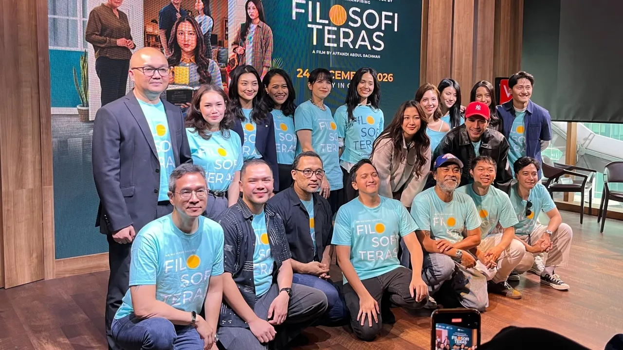 映画『Filosofi Teras』の出演者とスタッフが作品のポスター前に並ぶ