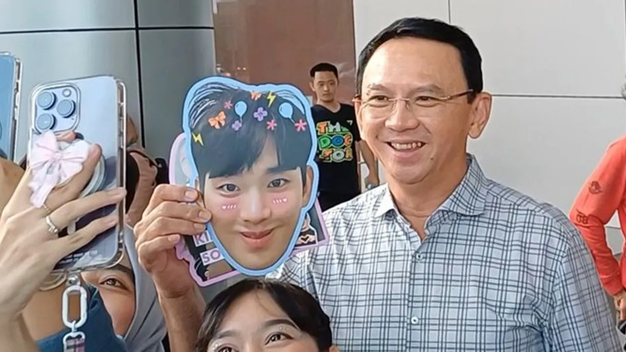 Ahok Datang di Fan Meeting Kim Ji Won, Foto Bareng Penggemar
