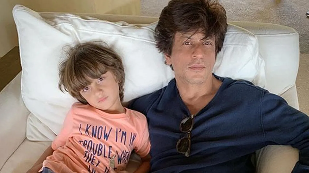 Ajak Keluarga Liburan ke Maldives, Shahrukh Khan Asyik Snorkeling Bareng AbRam Ajak Keluarga Liburan ke Maldives, Shahrukh Khan Asyik Snorkeling Bareng AbRam
