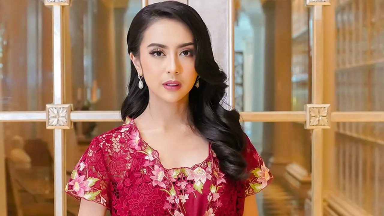 Ajarkan Anak-anak Bahasa Inggris, Model Amanda Sambangi Pulau Kelapa Ajarkan Anak-anak Bahasa Inggris, Model Amanda Sambangi Pulau Kelapa