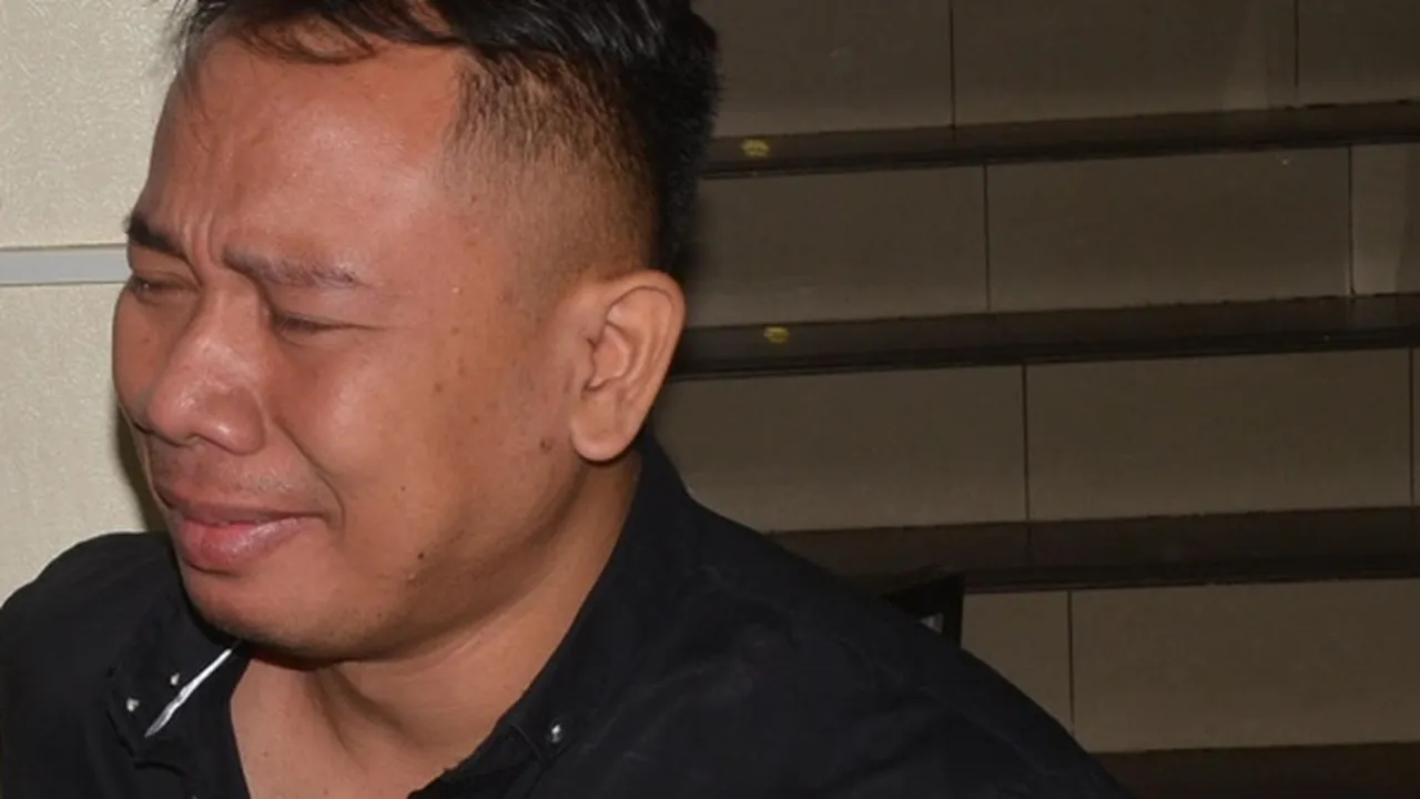 Ajukan Permohonan Cerai, Vicky Prasetyo Menangis