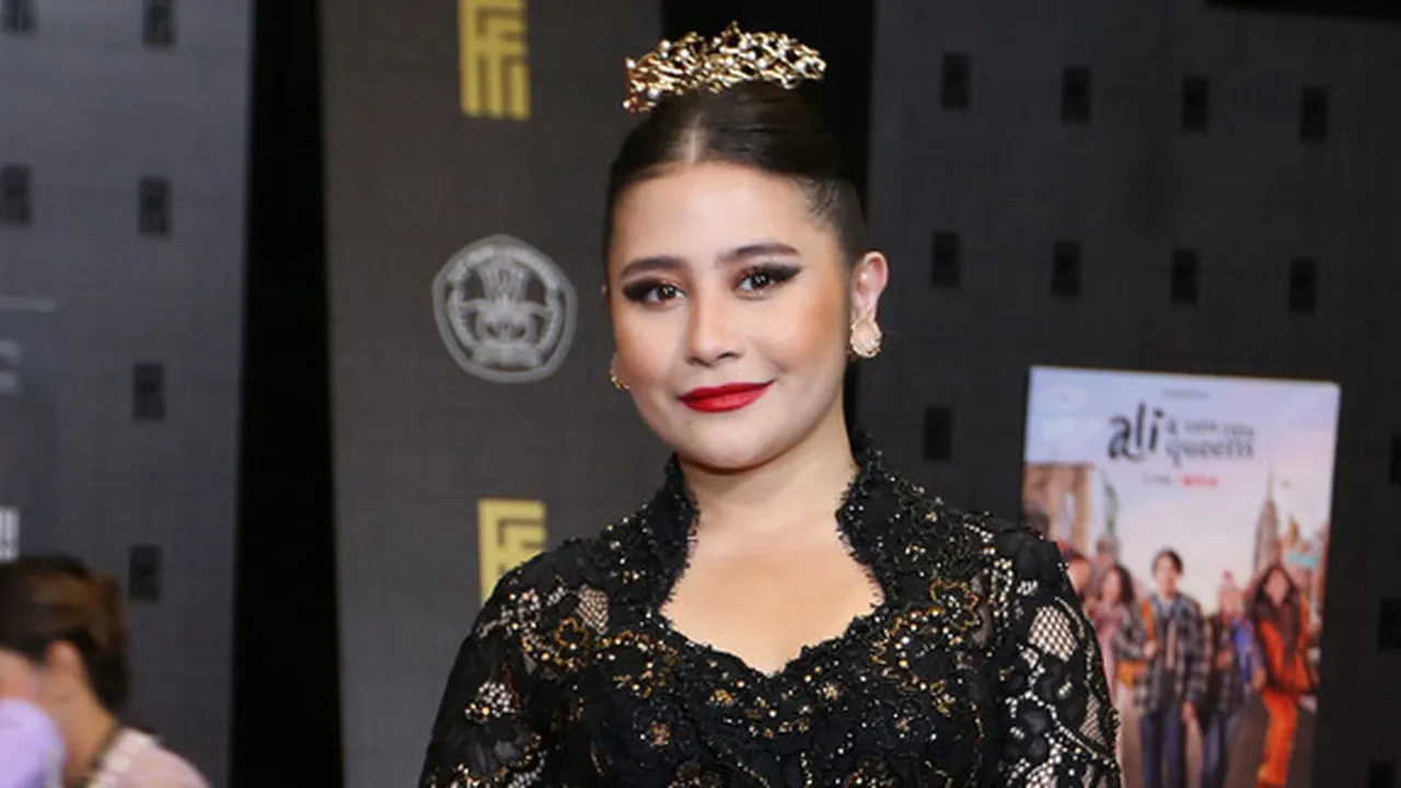 Akhirnya Wisuda Sarjana, Prilly Latuconsina Menangis Bahagia