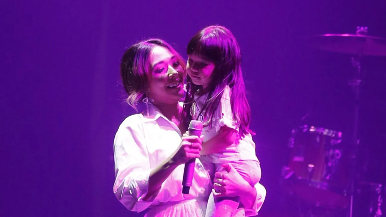 Aksi Gempi Duet dengan Gisel di Konser Lukas Graham Bikin Penonton Heboh